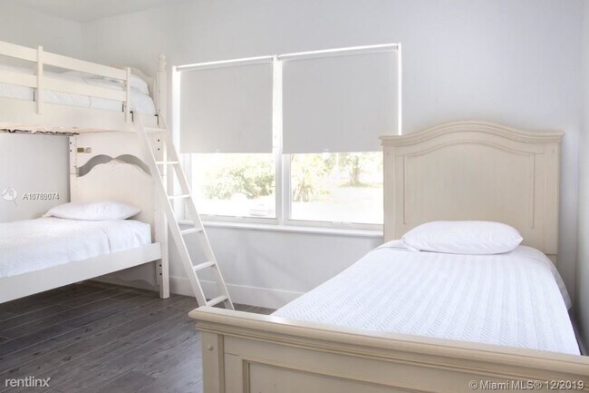 4916 Washington Dr in Coral Gables, FL - Building Photo - Building Photo