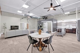 3363 E Commerce St, Unit 8042 in San Antonio, TX - Building Photo