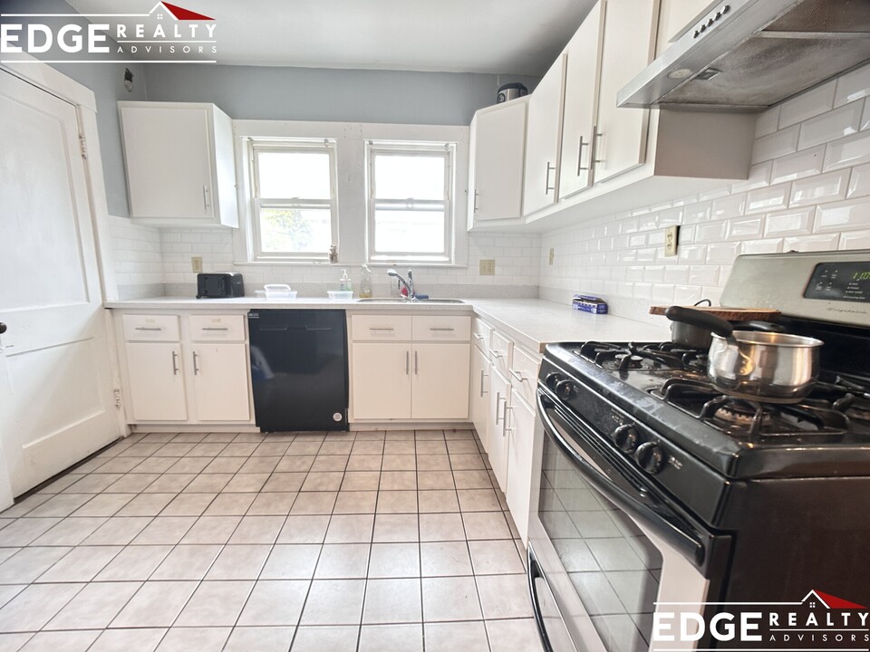 32 Blenford Rd, Unit 3 in Boston, MA - Building Photo