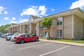 Shenandoah Station in Triangle, VA - Foto de edificio - Building Photo