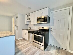 2424 W Iowa St in Chicago, IL - Building Photo - Building Photo