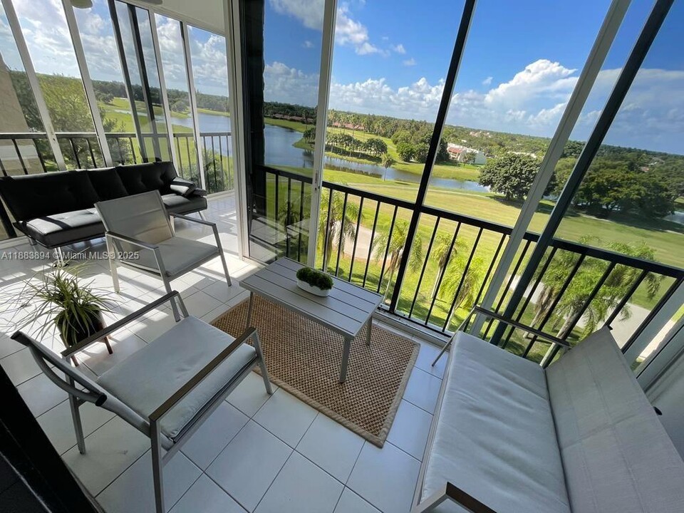 16300 Golf Club Rd in Weston, FL - Building Photo