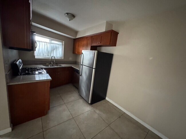 5401 W Olympic Blvd in Los Angeles, CA - Building Photo - Building Photo