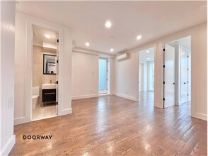 321 Woodbine St in Brooklyn, NY - Foto de edificio - Building Photo
