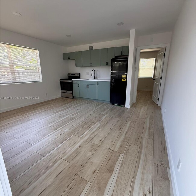 property at 1827 N Dixie Hwy