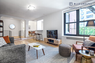 10 W 65th St in New York, NY - Building Photo - Building Photo