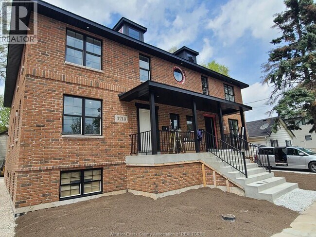 3218 Baby St in Windsor, ON - Foto de edificio - Building Photo