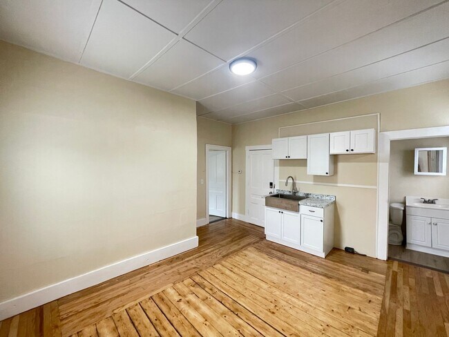 13 Spring St in Newmarket, NH - Building Photo - Building Photo