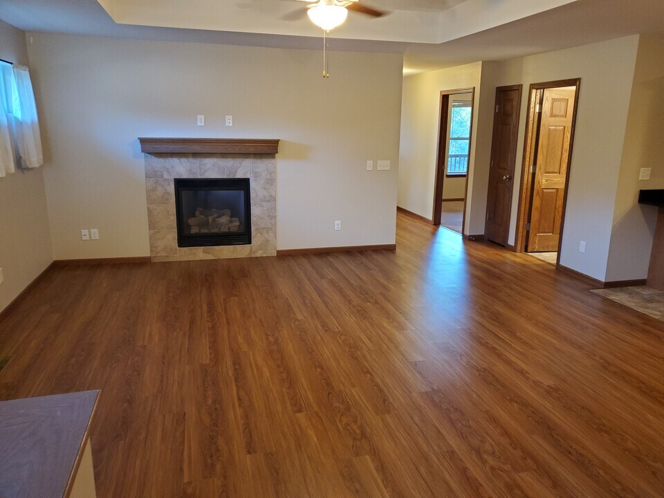 566 Meadow Oak Cir in Fairfax, IA - Building Photo