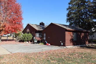 2704 Walnut St in Cedar Falls, IA - Foto de edificio - Building Photo