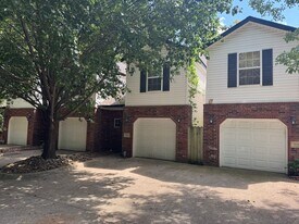 904 S Wood Ave in Fayetteville, AR - Building Photo