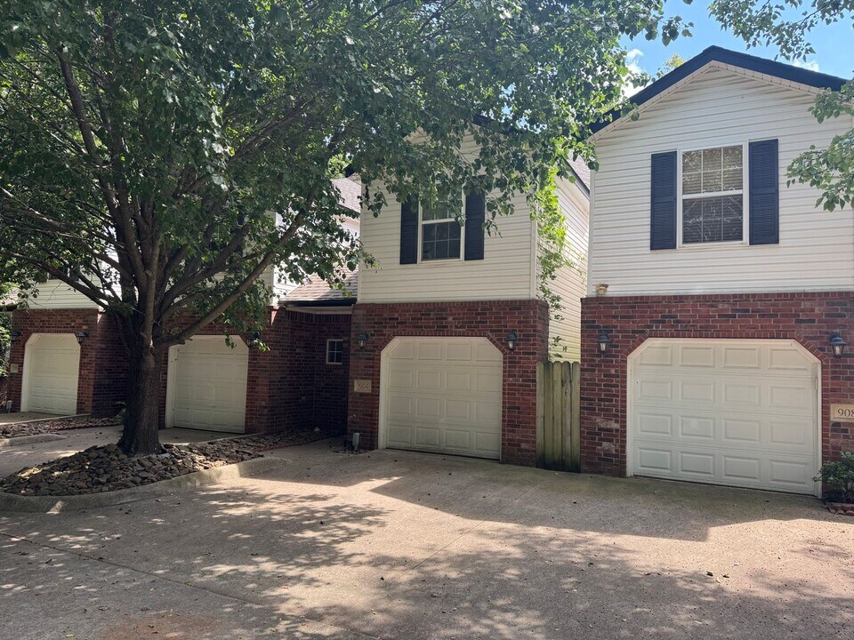 904 S Wood Ave in Fayetteville, AR - Building Photo