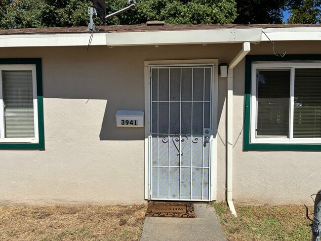 3941 53rd St in Sacramento, CA - Foto de edificio - Building Photo