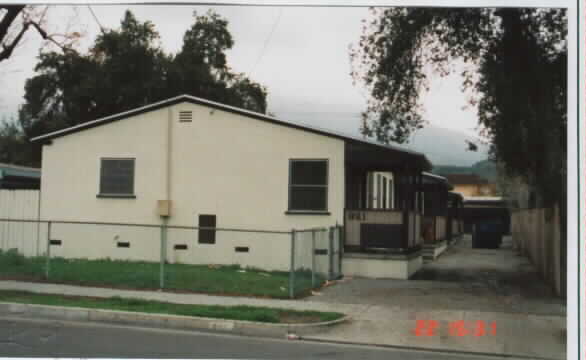 921 W Walnut Ave in Monrovia, CA - Foto de edificio