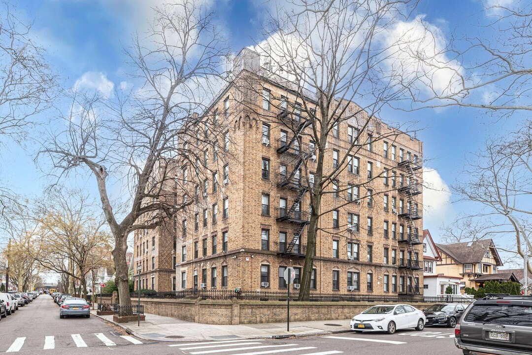 86-10 109th St in Richmond Hill, NY - Building Photo