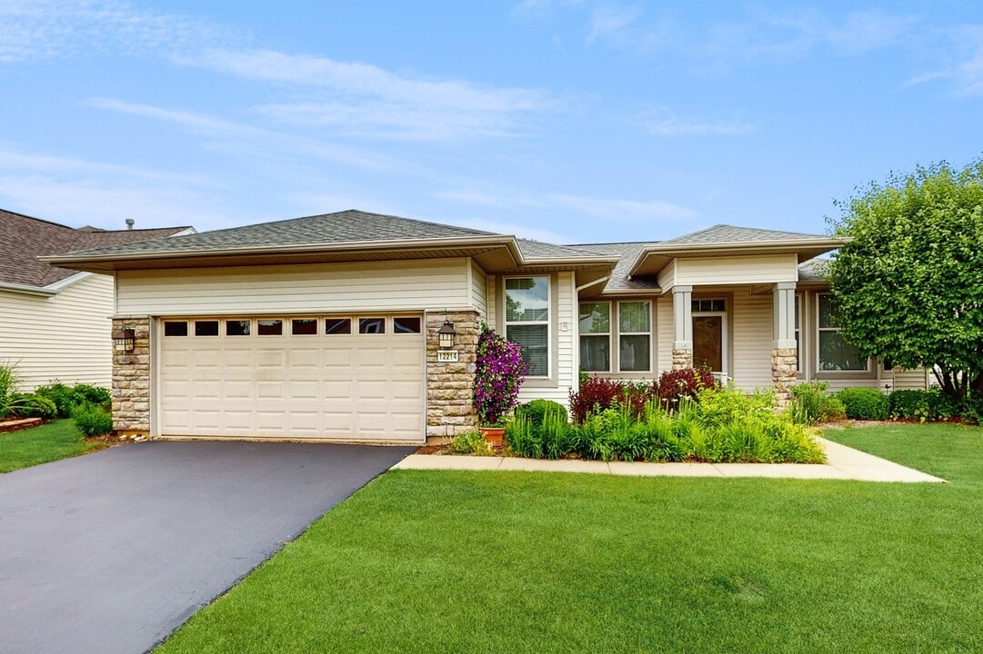 12214 Plum Grove Rd in Huntley, IL - Building Photo