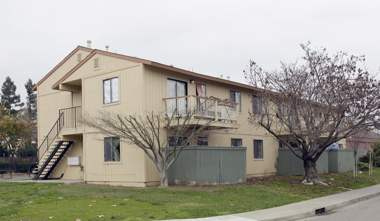 1145 N Lincoln St in Dixon, CA - Building Photo