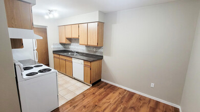 Sunshine Apartments in Abbotsford, BC - Building Photo - Building Photo