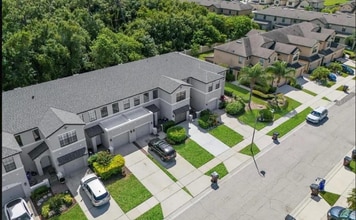 2492 Seven Oaks Dr in St. Cloud, FL - Foto de edificio - Building Photo