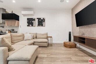 22747 Erwin St in Los Angeles, CA - Building Photo - Building Photo