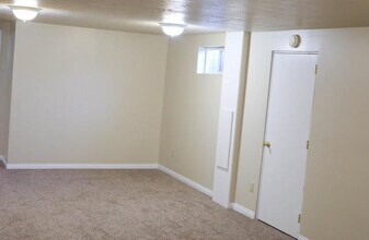 1497 W 1850 N, Unit Basement Apartment in Layton, UT - Foto de edificio - Building Photo