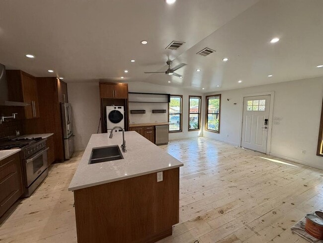 property at 5411 Manor Rd