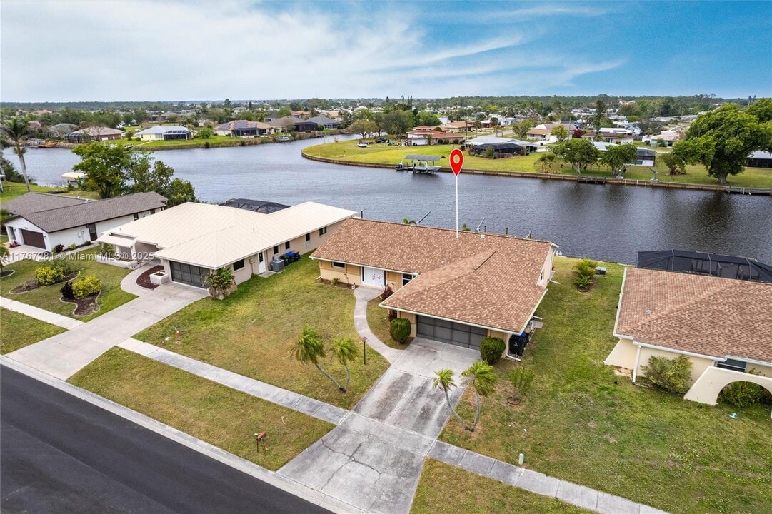 6860 Kenwood Dr in North Port, FL - Building Photo