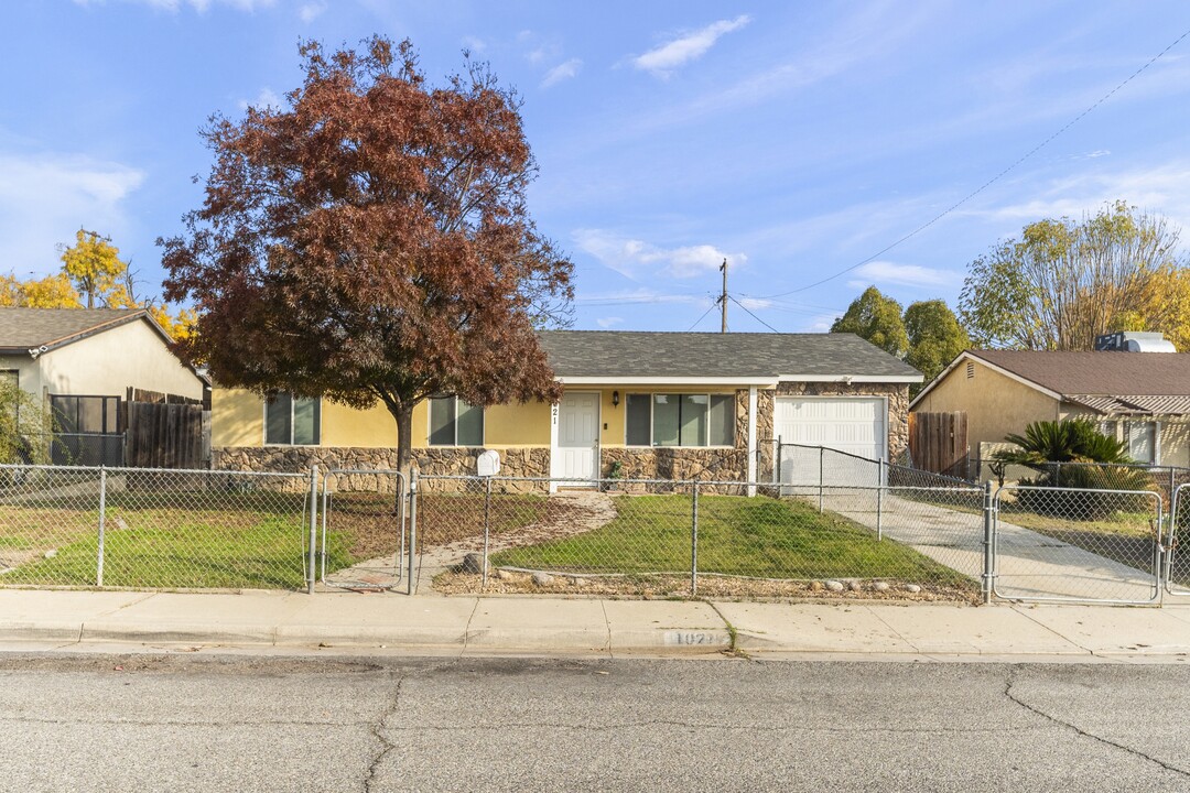 1021 Blossom St in Bakersfield, CA - Foto de edificio