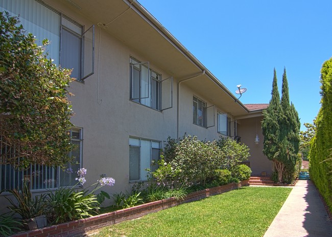 1026 E Carson St in Long Beach, CA - Foto de edificio - Building Photo