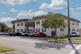 Kenwood Apartments in Miami, FL - Foto de edificio - Building Photo