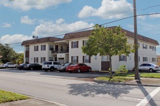 Kenwood Apartments in Miami, FL - Building Photo - Building Photo