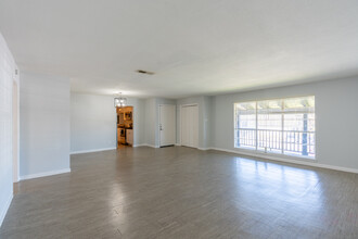 Sun Ridge Apartments in Fort Worth, TX - Building Photo - Interior Photo