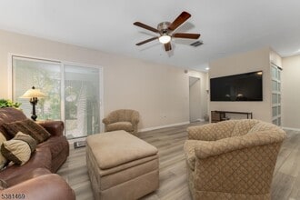 25 Hillside Ct in Clinton, NJ - Building Photo - Building Photo