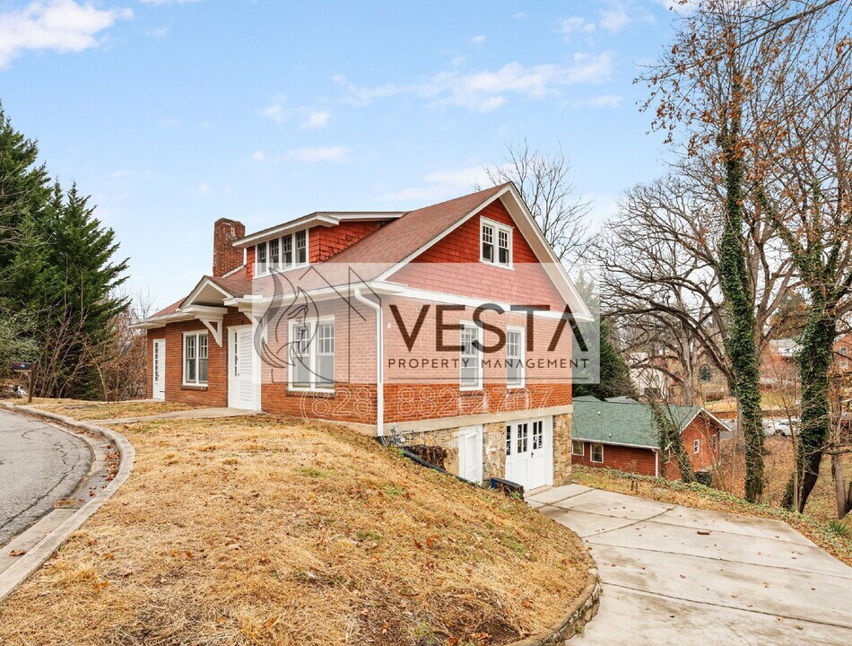 68 Maple St in Canton, NC - Building Photo