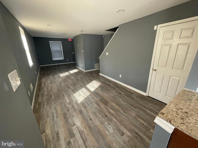 property at 2133 W Mulberry St