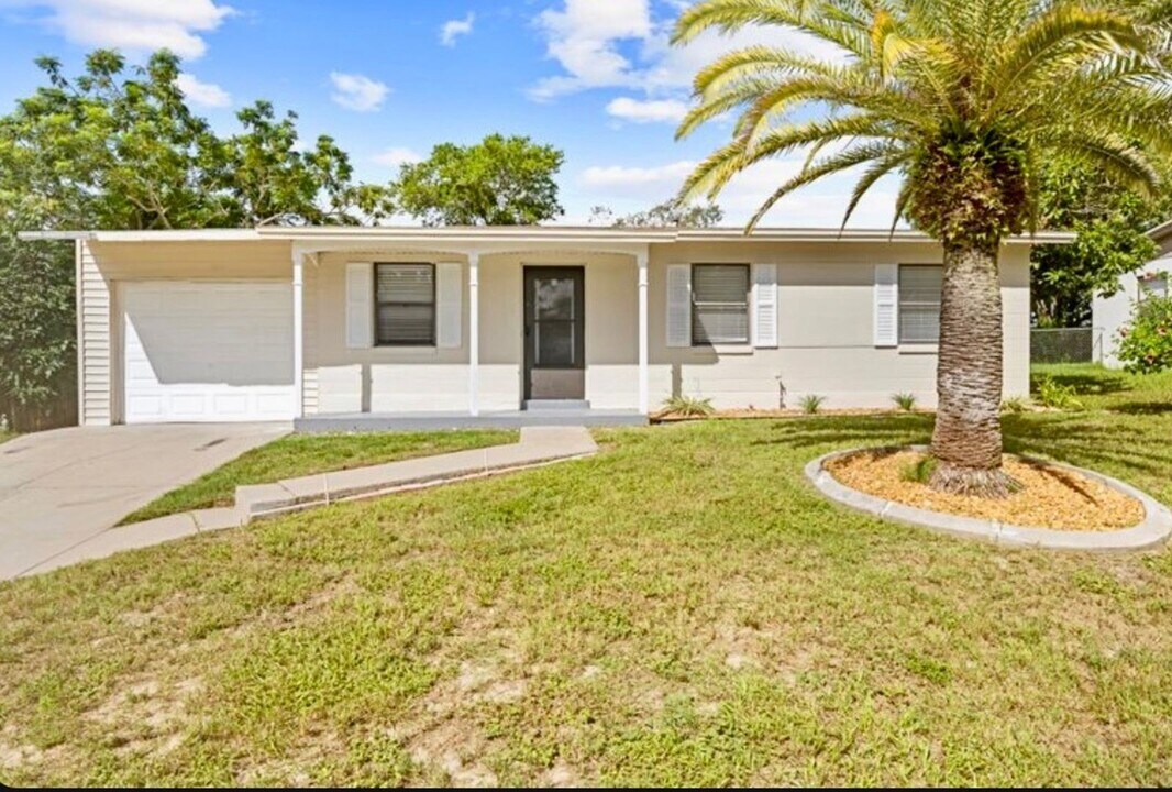 1013 Embassy Ave in Spring Hill, FL - Building Photo
