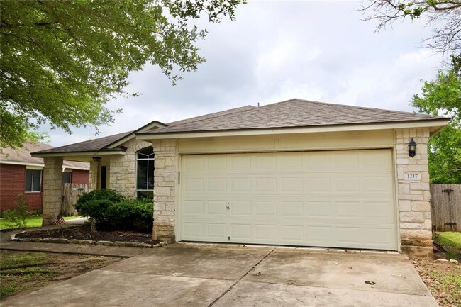 1217 Tudor House Rd in Pflugerville, TX - Foto de edificio - Building Photo