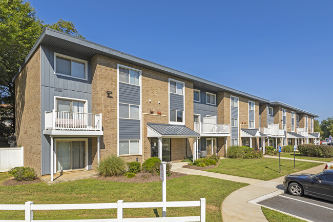 Woodland Apartments in Laurel, MD - Building Photo - Building Photo