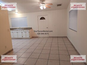 1960 W Greenleaf Dr in Tucson, AZ - Building Photo - Building Photo