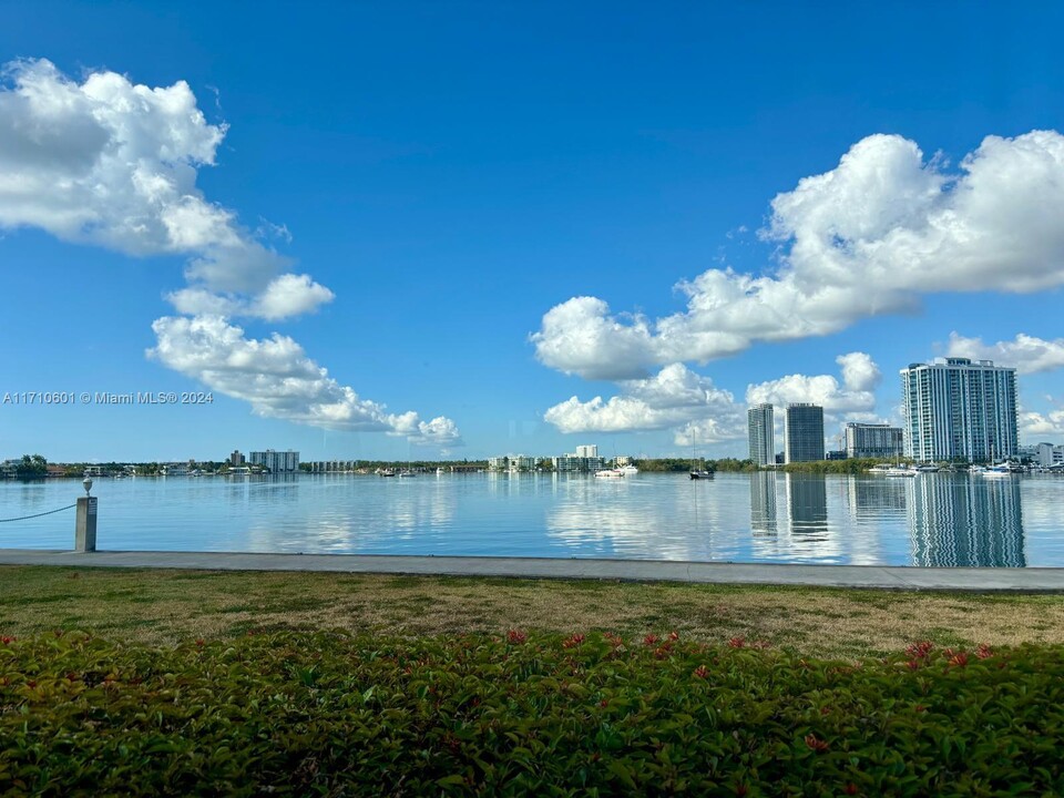 2920 Point E Dr in Aventura, FL - Building Photo