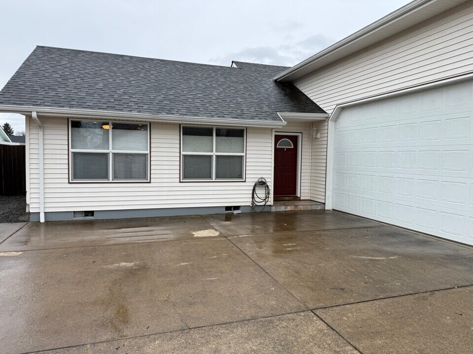 860 W Vine St in Lebanon, OR - Building Photo