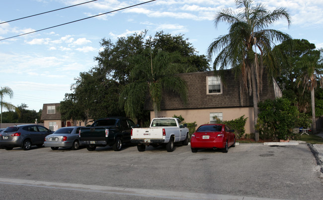 Nutmeg Garden Apartments in Sarasota, FL - Foto de edificio - Building Photo