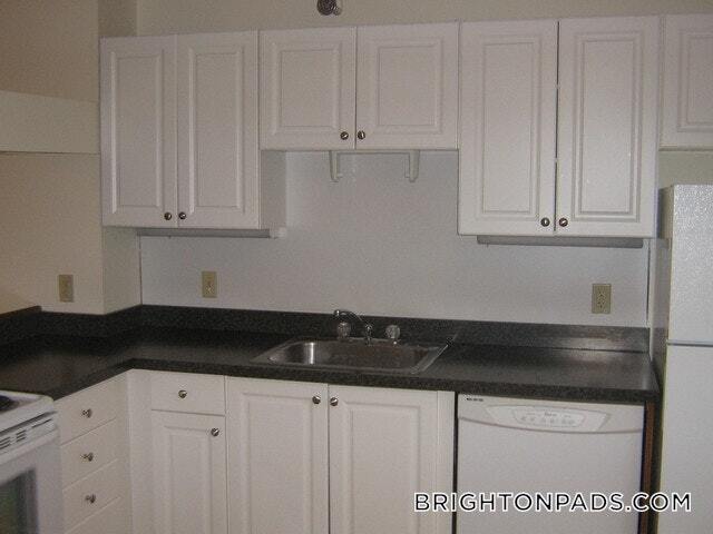 144 N Beacon St in Boston, MA - Foto de edificio - Building Photo