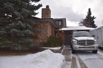 9813-9875 75 Ave in Grande Prairie, AB - Building Photo - Building Photo