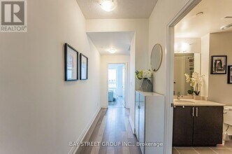7167-7167 Yonge St in Markham, ON - Building Photo - Building Photo