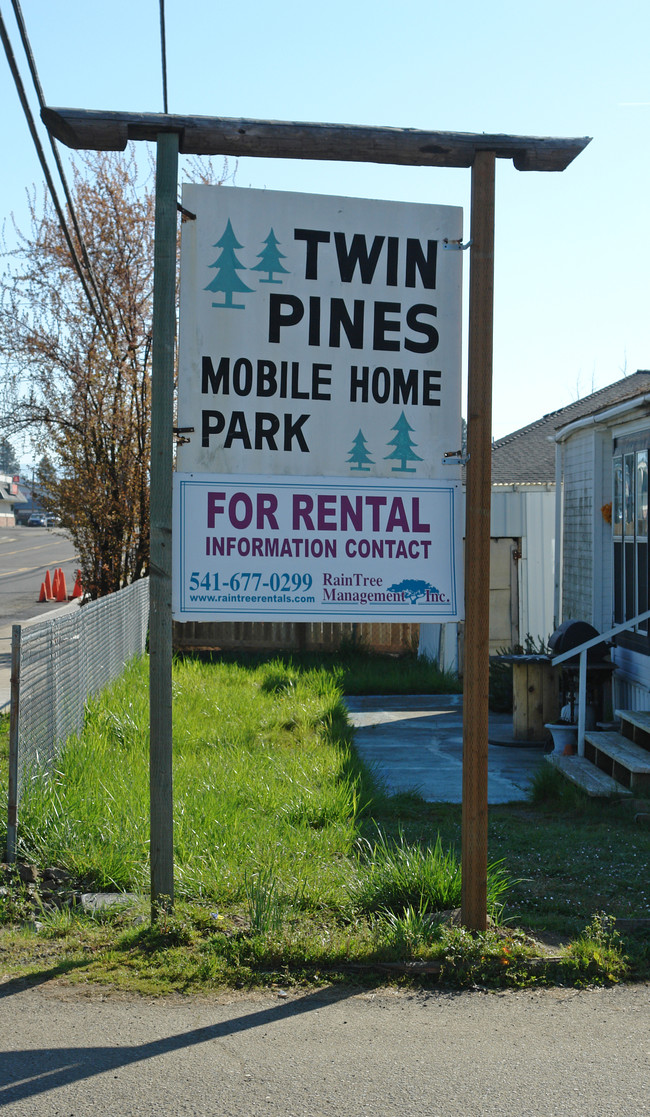 1220 W Central Ave in Sutherlin, OR - Building Photo - Building Photo