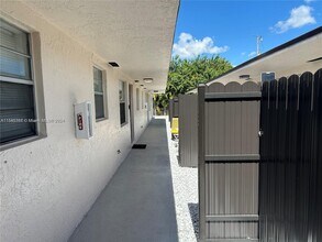 904 SW 10th St, Unit 3 in Hallandale Beach, FL - Building Photo - Building Photo