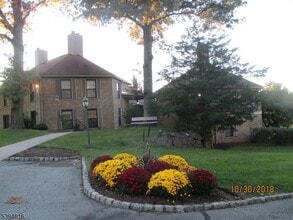181 Long Hill Rd in Little Falls, NJ - Foto de edificio - Building Photo