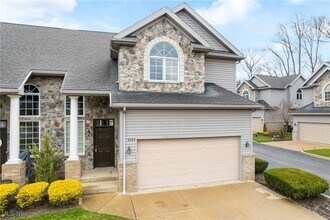 3285 Grey Village Dr in Akron, OH - Building Photo - Building Photo