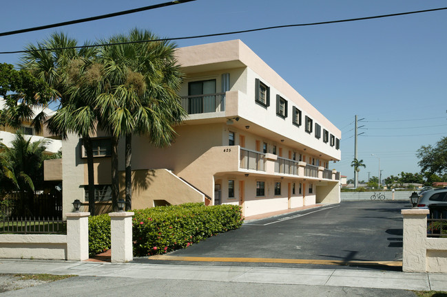 425 Swallow Dr in Miami, FL - Foto de edificio - Building Photo